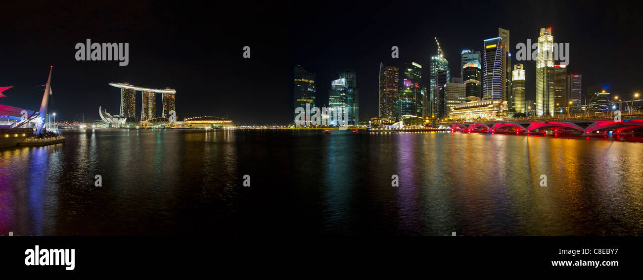 Lo skyline di Singapore dall'Esplanade Scena Notturna Panorama Foto Stock