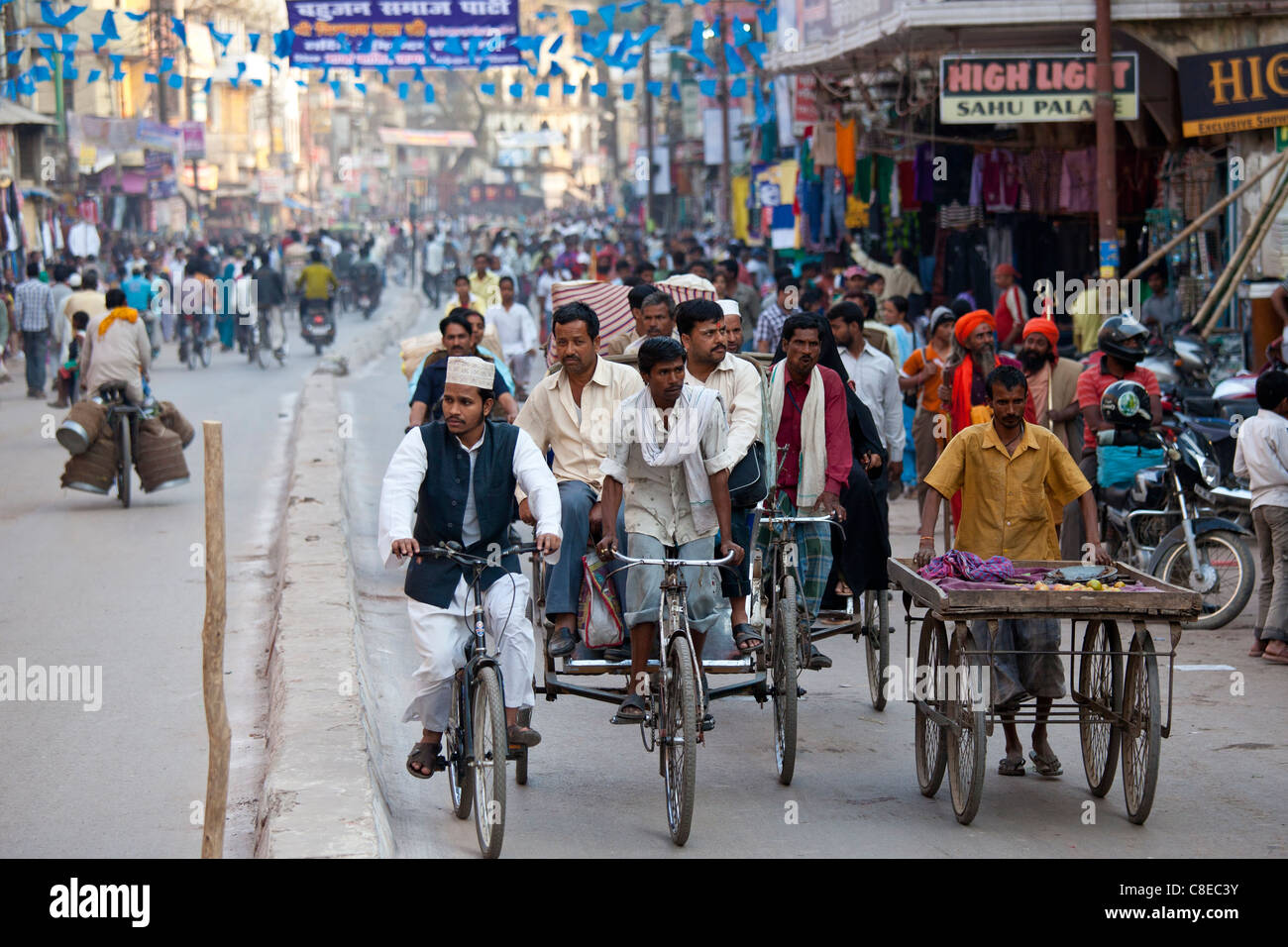 Musulmani e indù in strada affollata scena durante la festa di Shivaratri nella città di Varanasi, Benares, India settentrionale Foto Stock