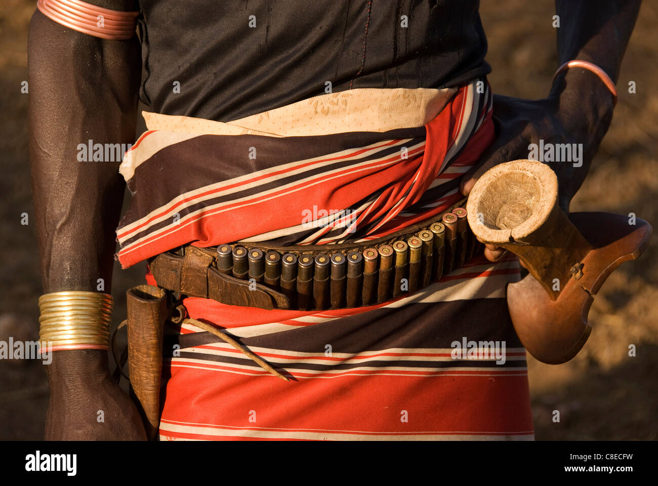 Elk200-5445 Etiopia, Valle dell'Omo, Hamer tribe uomo cintola, cintura con proiettili Foto Stock