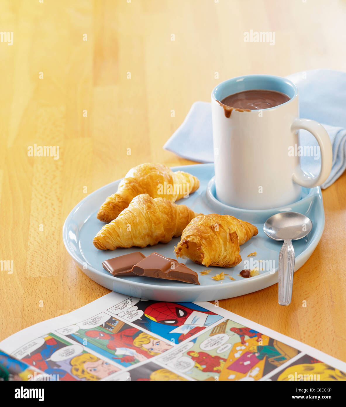 Mini Croissant con una tazza di cioccolato caldo Foto Stock