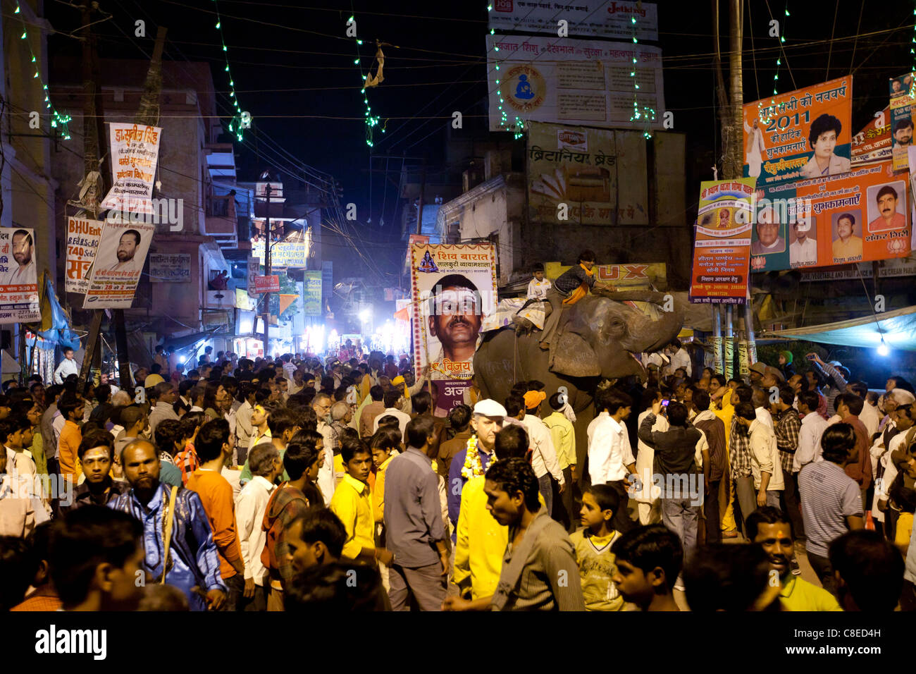 Cerimoniale di elefante si muove attraverso la strada affollata al Festival di Shivaratri nella città santa di Varanasi, India Foto Stock