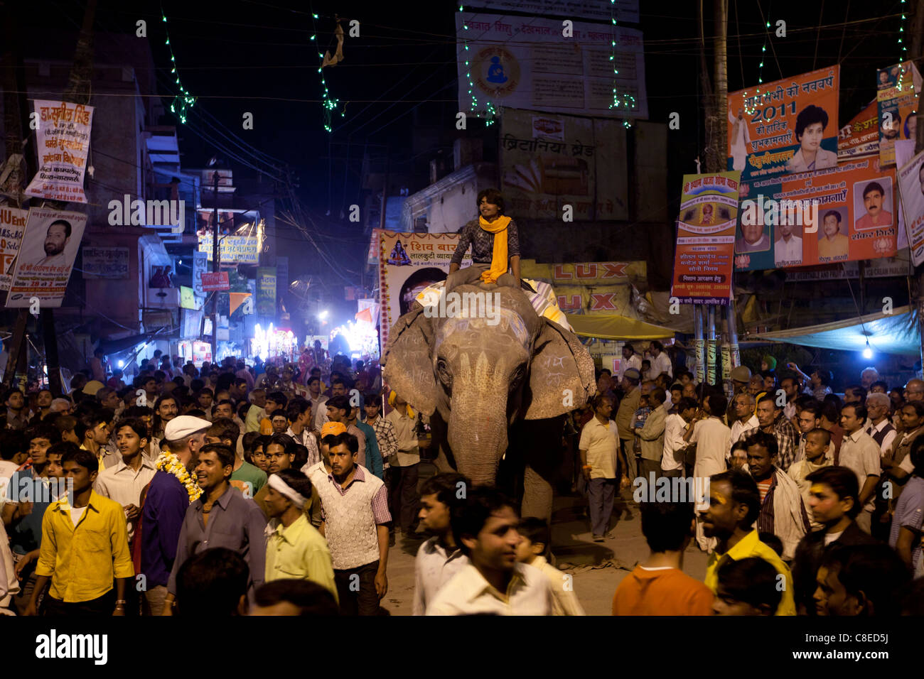 Cerimoniale di elefante si muove attraverso la strada affollata al Festival di Shivaratri nella città santa di Varanasi, India Foto Stock