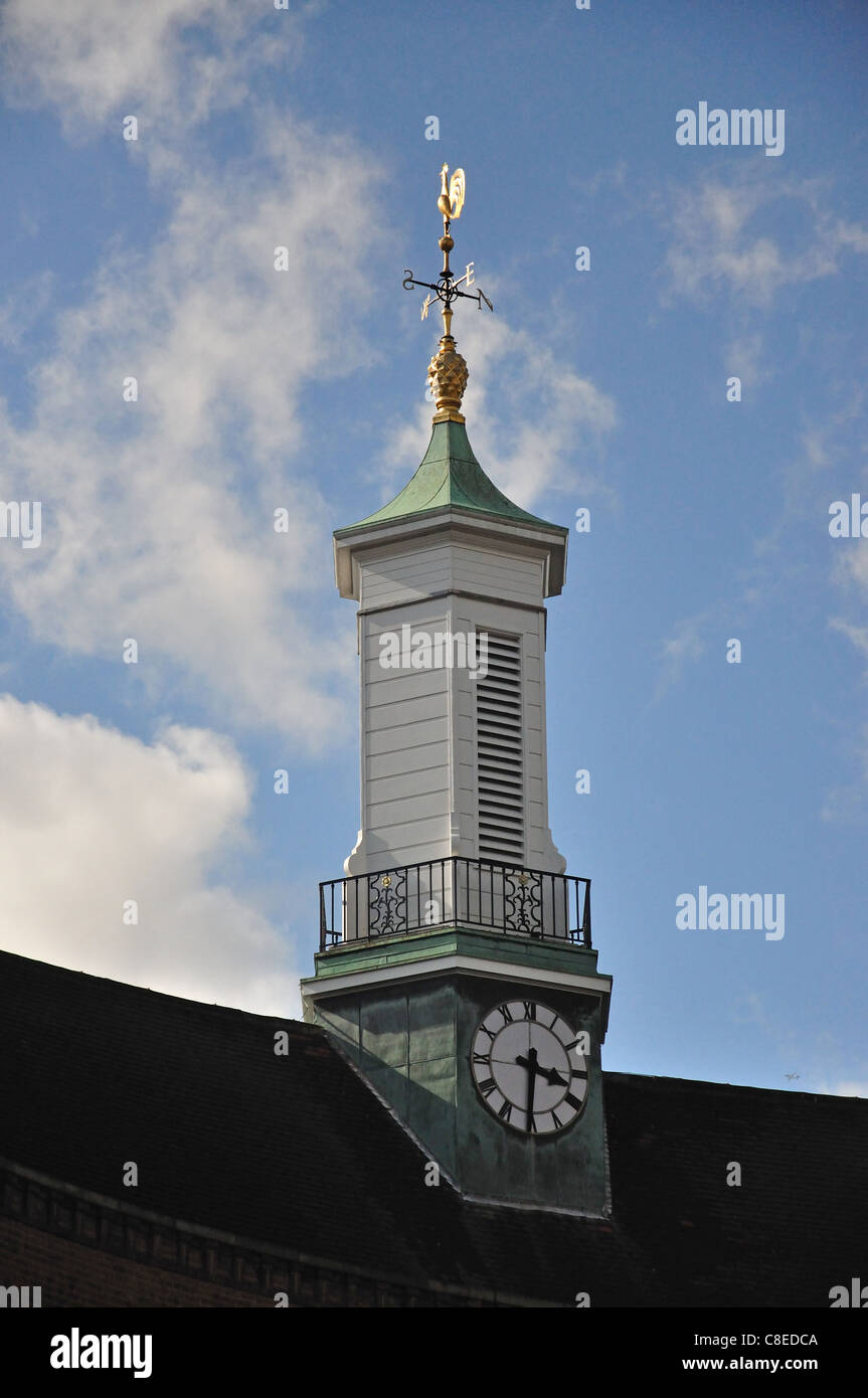 Clock Tower, Watford Town Hall, Hempstead Road, Watford, Hertfordshire, England, Regno Unito Foto Stock