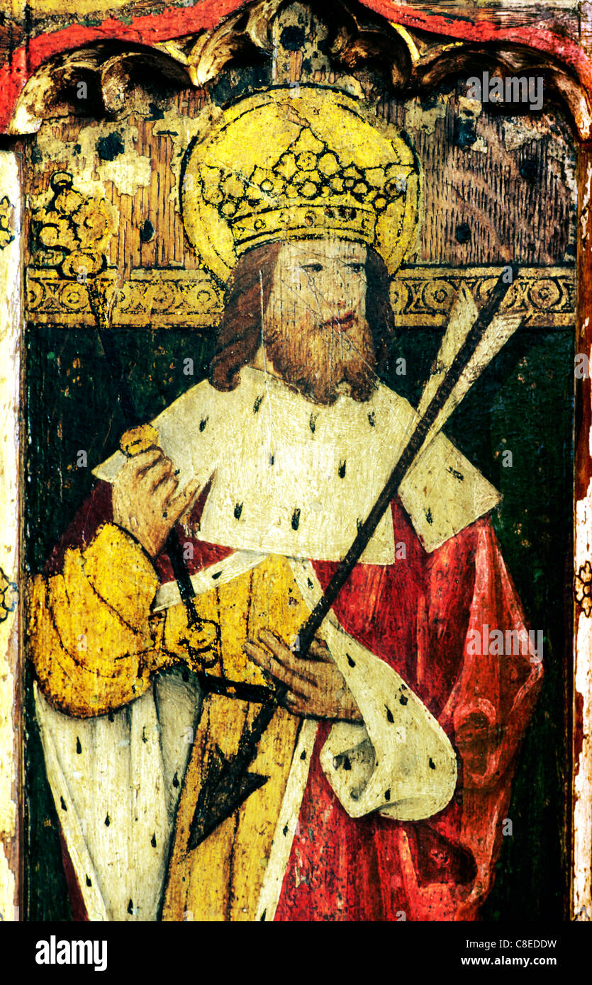 Ludham, Norfolk, rood screen, San Edmund, Saxon re di East Anglia, con freccia maschio saint santi inglese schermi medievale Foto Stock