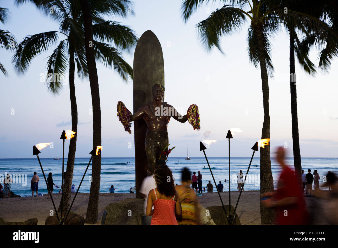 Per solo uso editoriale: crepuscolo presso la Duke Kahanamoku statua sulla spiaggia di Waikiki a Honolulu, Oahu, Hawaii. Foto Stock