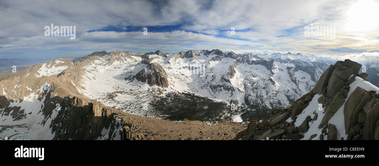 Panorama dalla vetta del Picco di università nelle montagne della Sierra Nevada, guardando a sud e a ovest nel bacino centrale Foto Stock
