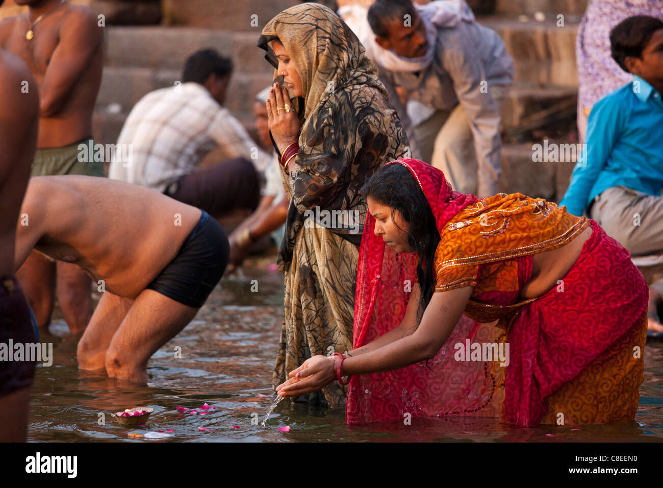 Indiano pellegrini indù la balneazione e pregando nel fiume Gange a Dashashwamedh Ghat nella città santa di Varanasi, India Foto Stock
