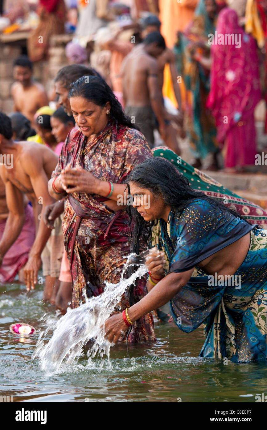 Indiano pellegrini indù la balneazione e pregando nel fiume Gange a Dashashwamedh Ghat nella città santa di Varanasi, India Foto Stock