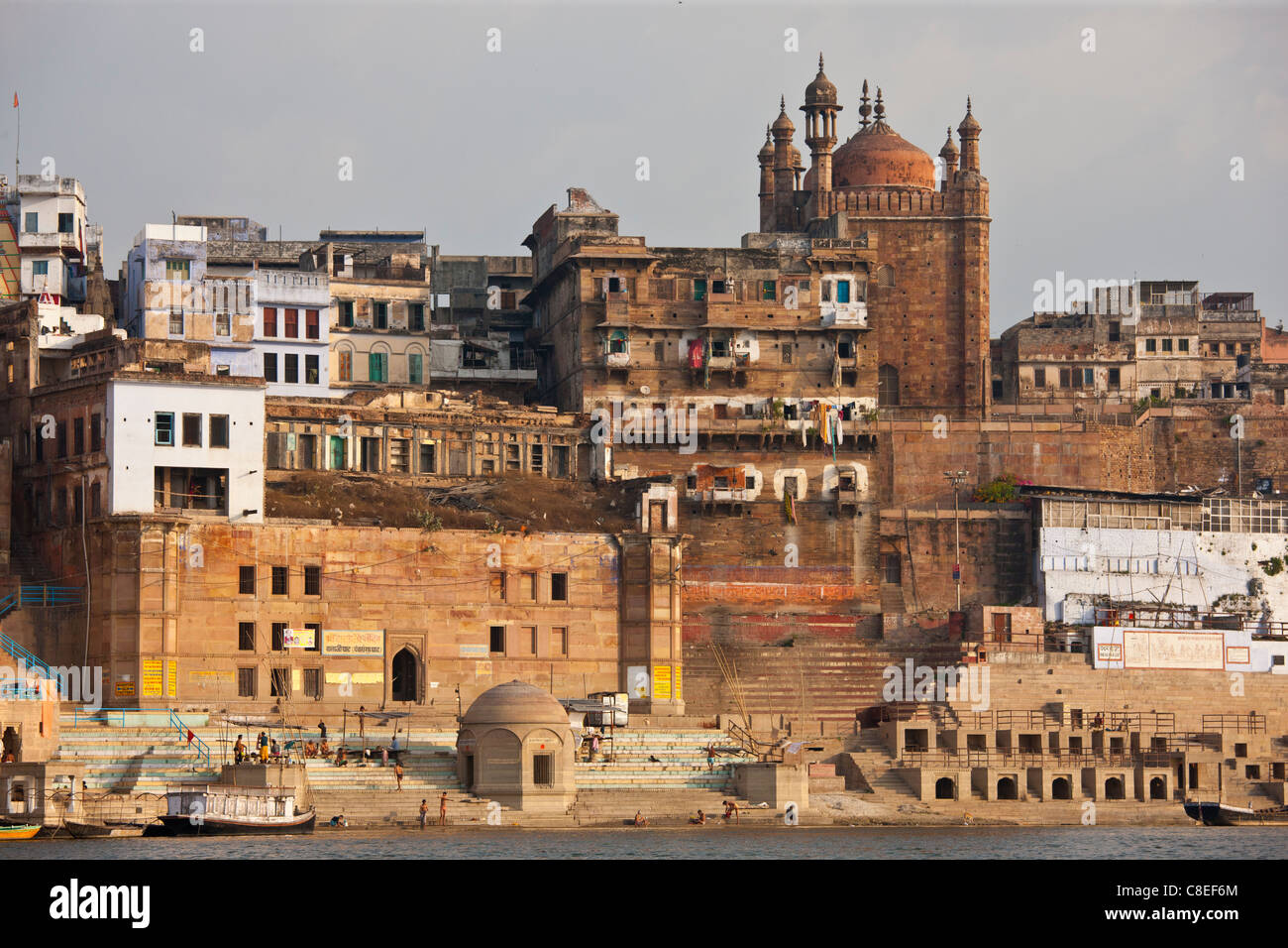 La moschea musulmana, Beni Madhaw Kadharara a Panch Ganga Ghat dal fiume Gange nella città santa di Varanasi, India Foto Stock
