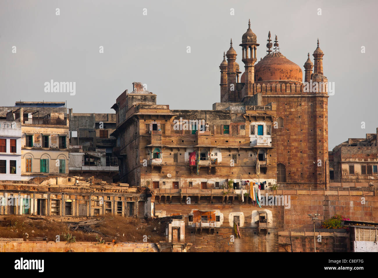 La moschea musulmana, Beni Madhaw Kadharara a Panch Ganga Ghat dal fiume Gange nella città santa di Varanasi, India Foto Stock