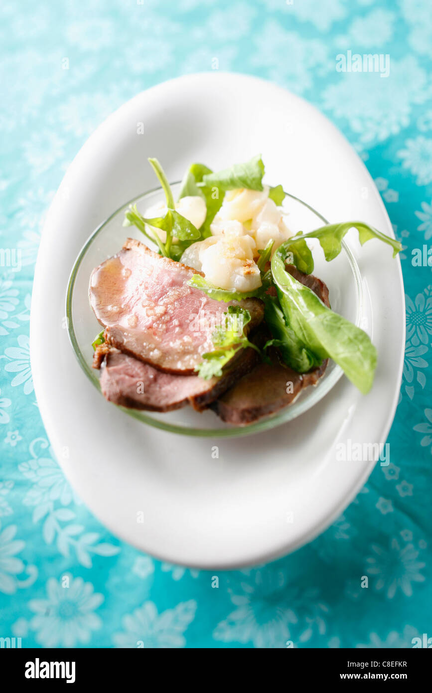 Fumato Magret,rucola e insalata di lychee Foto Stock