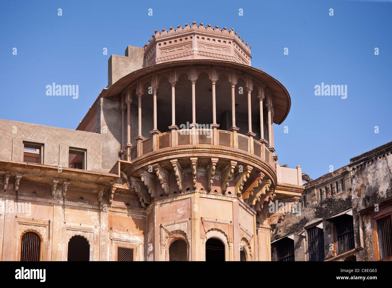 Architettura indiana di Dharbanga Ghat di Varanasi nuovo lusso Clarks Hotel in costruzione affacciato sul fiume Gange, India Foto Stock