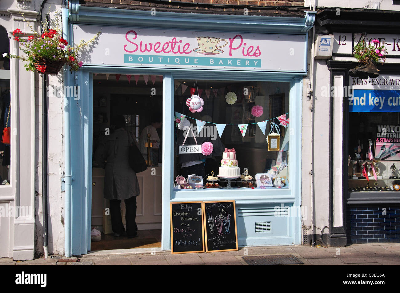 Piccola pasticceria, Church Street, Twickenham, London Borough of Richmond upon Thames, London, Greater London, England, Regno Unito Foto Stock