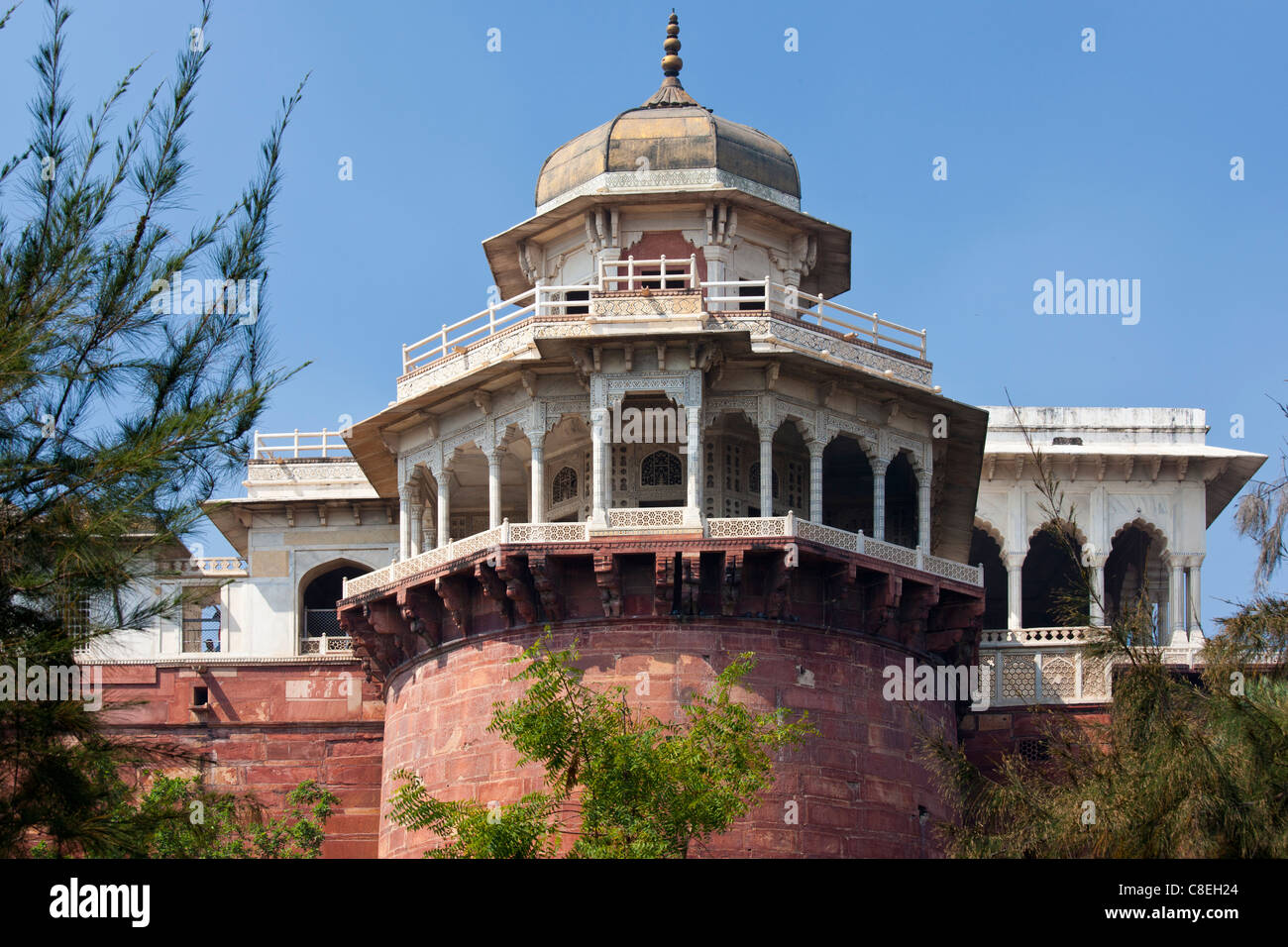 Agra Fort, xvii secolo Muthamman Burj Jasmine Tower dove di Mughal Shah Jehan era detenuto, in Agra, India settentrionale Foto Stock