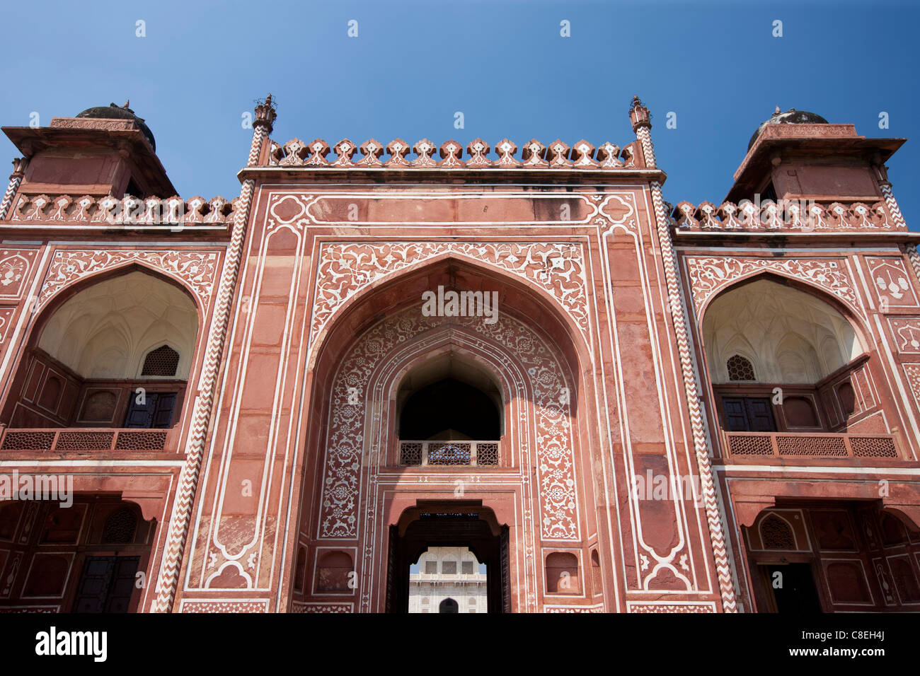 Arenaria e gateway in marmo al XVII secolo la tomba di Etimad Ud Doulah, xvii secolo di Mughal, tomba costruita 1628, Agra, India Foto Stock