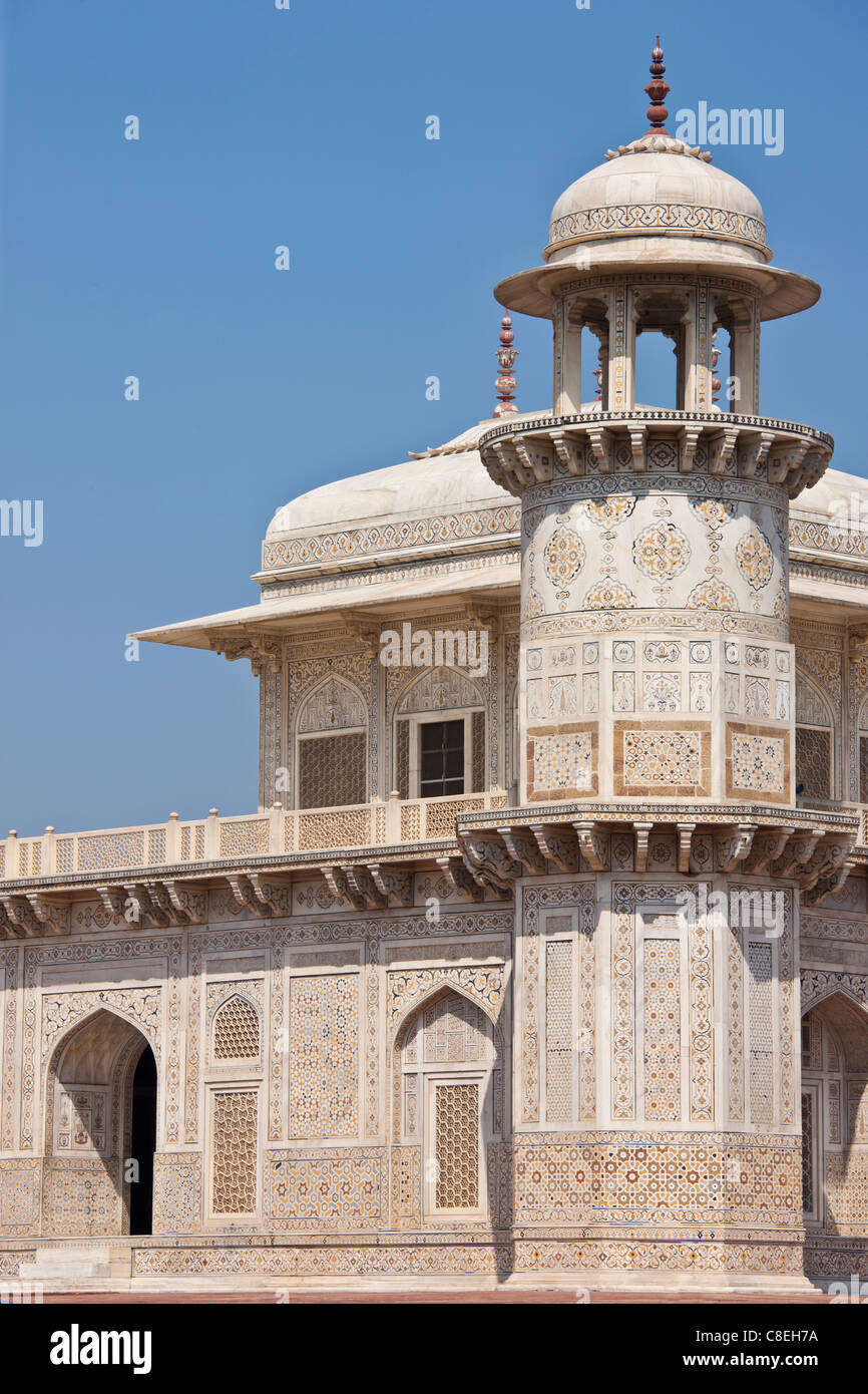 Tomba di Etimad Ud Doulah, xvii secolo di Mughal tomba costruita 1628, Agra, India Foto Stock