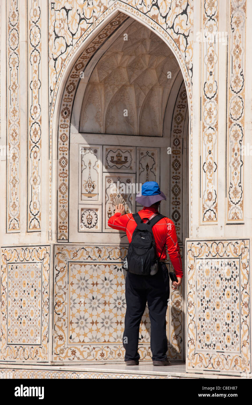 Turistico a tomba di Etimad Ud Doulah, xvii secolo di Mughal tomba costruita 1628, Agra, India Foto Stock