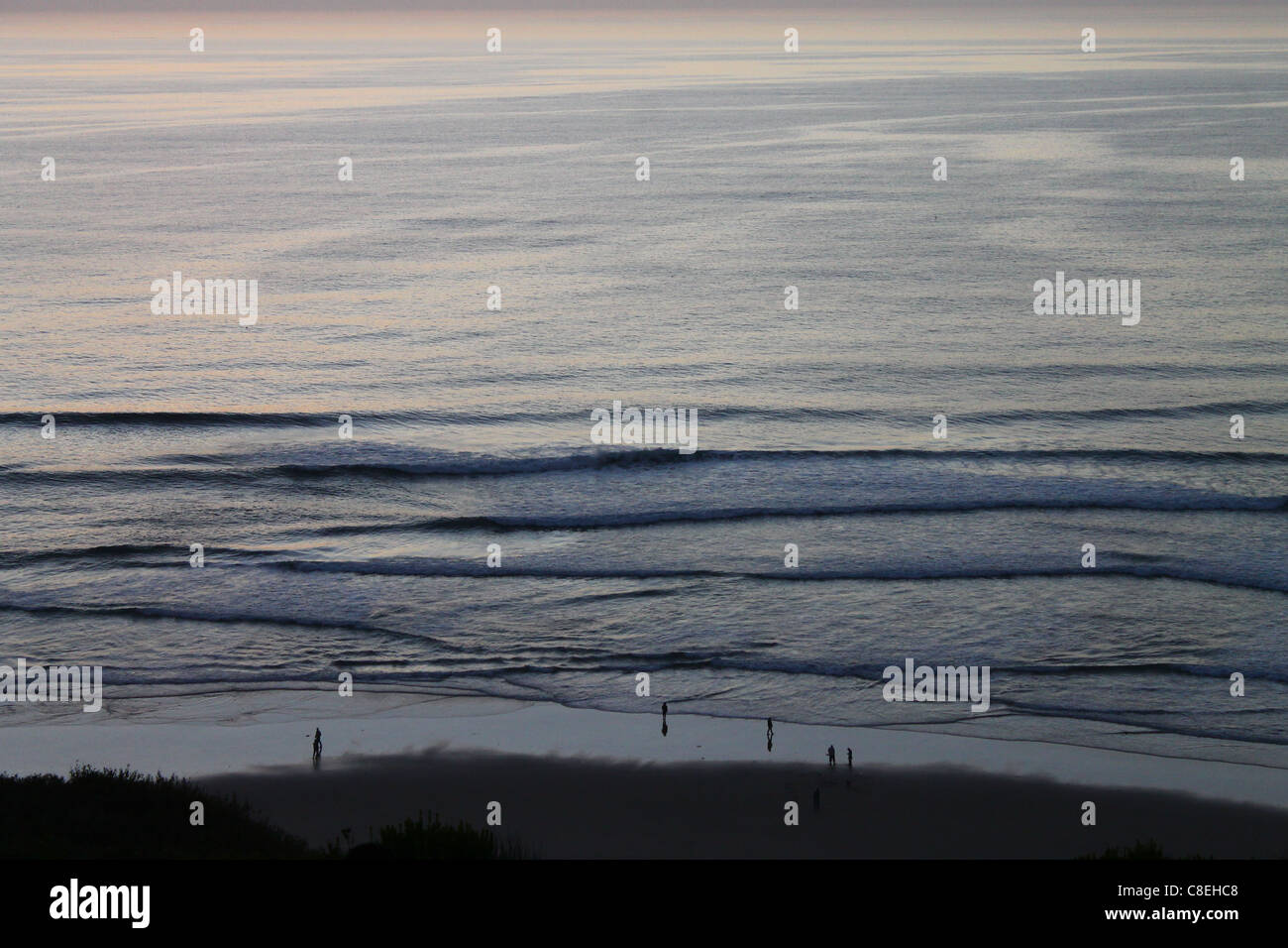 Le persone e il mare in Half Moon Bay, California Foto Stock