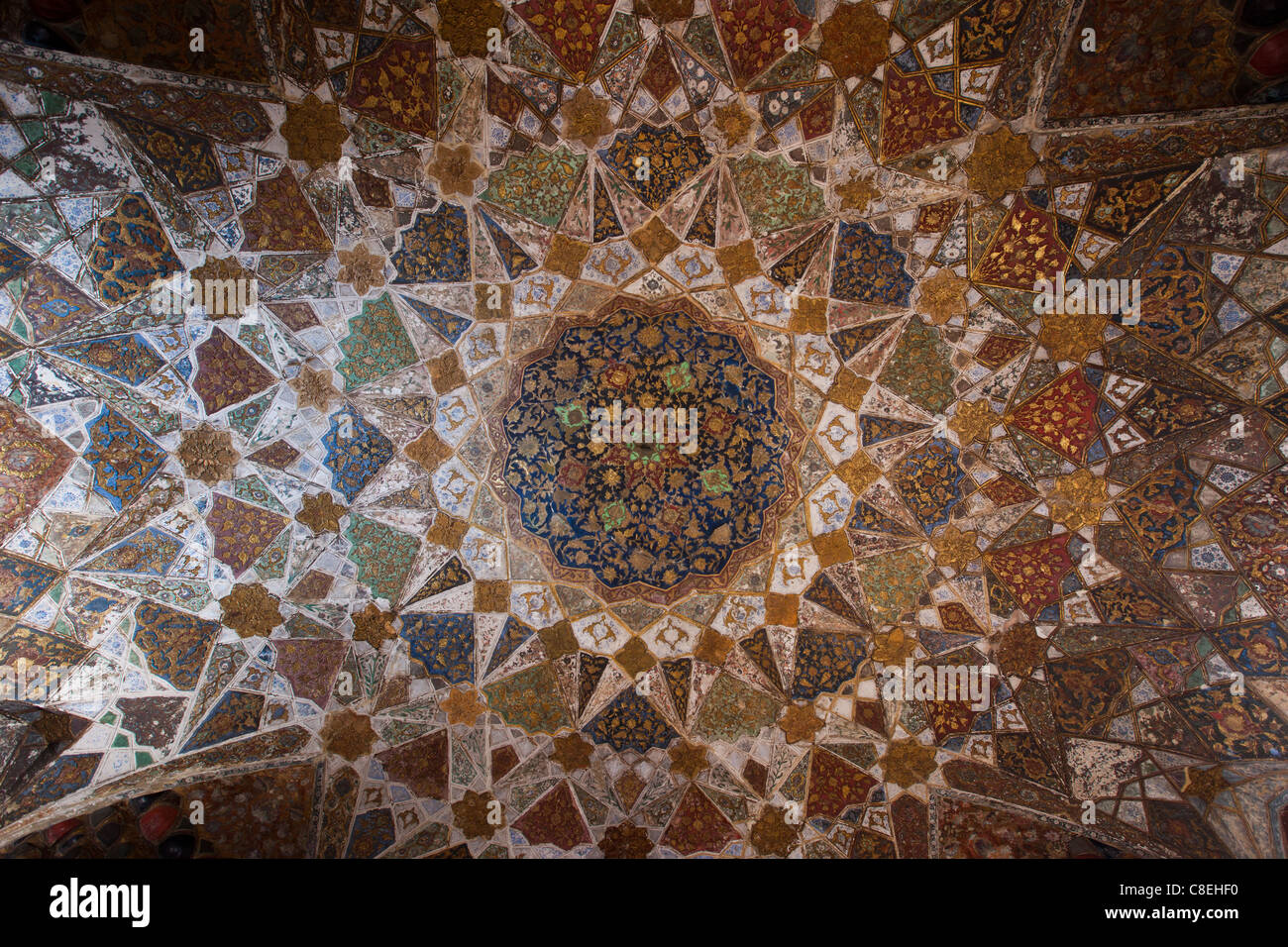 Soffitto a cupola di pietra dura gioielli tagliato in marmo nella tomba di Etimad Ud Doulah, xvii secolo di Mughal tomba costruita 1628, Agra, India Foto Stock