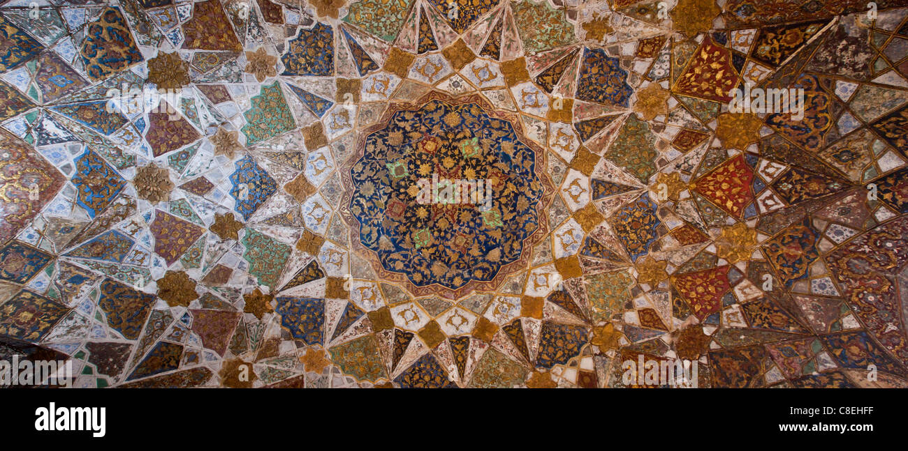 Soffitto a cupola di pietra dura gioielli tagliato in marmo nella tomba di Etimad Ud Doulah, xvii secolo di Mughal tomba costruita 1628, Agra, India Foto Stock