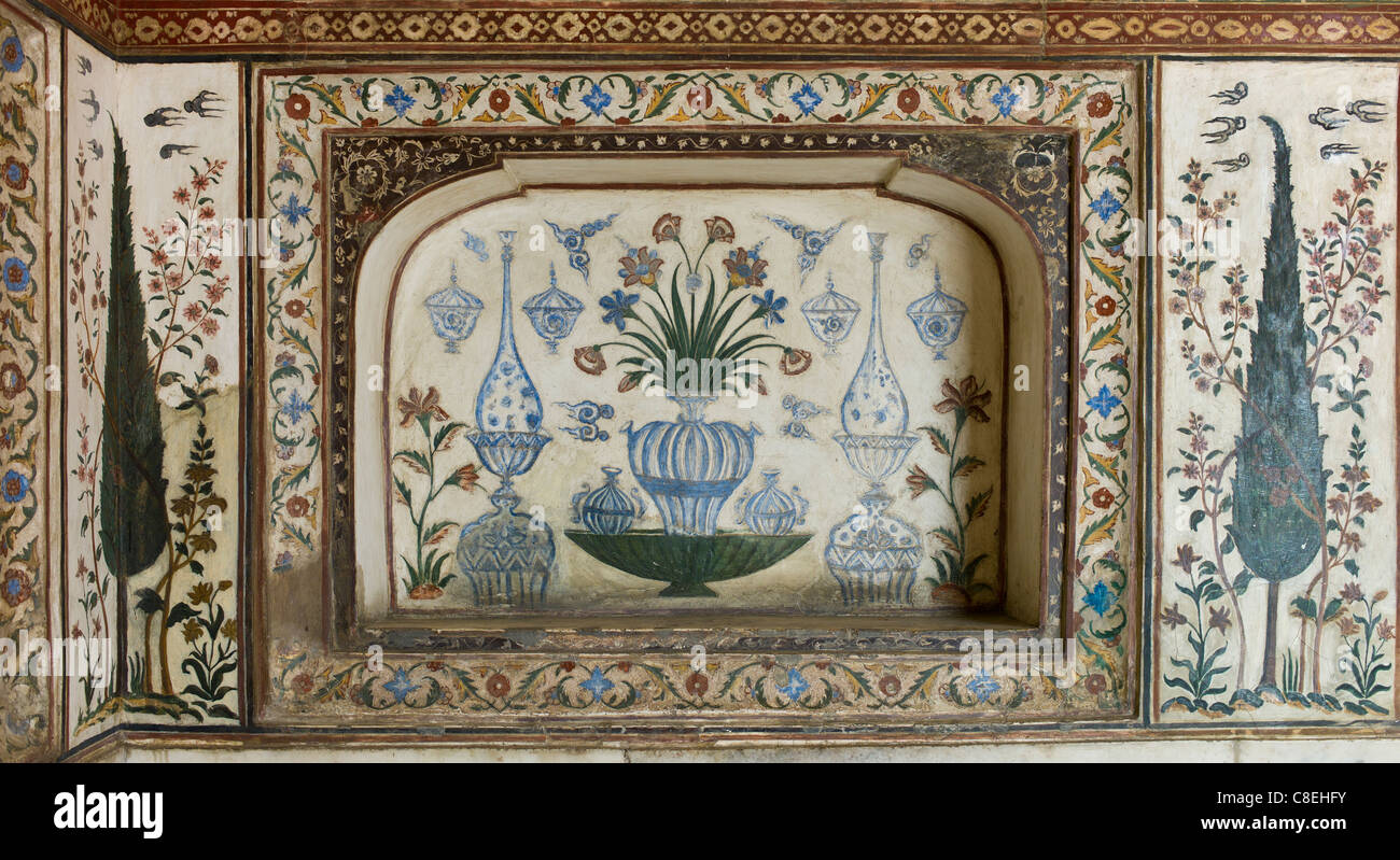 Pietra dura pietra e gioiello taglio a intarsio in marmo affreschi del XVII secolo la tomba di Etimad Ud Doulah, Agra, India Foto Stock