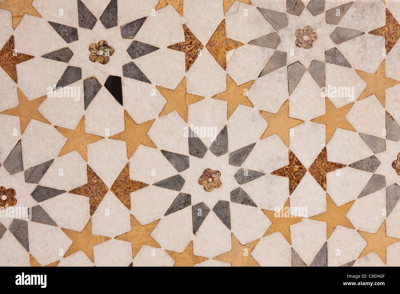 Pietra dura pietra e gioiello taglio a intarsio in marmo affreschi del XVII secolo la tomba di Etimad Ud Doulah, Agra, India Foto Stock