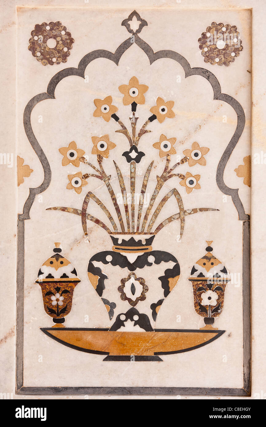 Pietra dura pietra e gioiello taglio a intarsio in marmo affreschi del XVII secolo la tomba di Etimad Ud Doulah, Agra, India Foto Stock