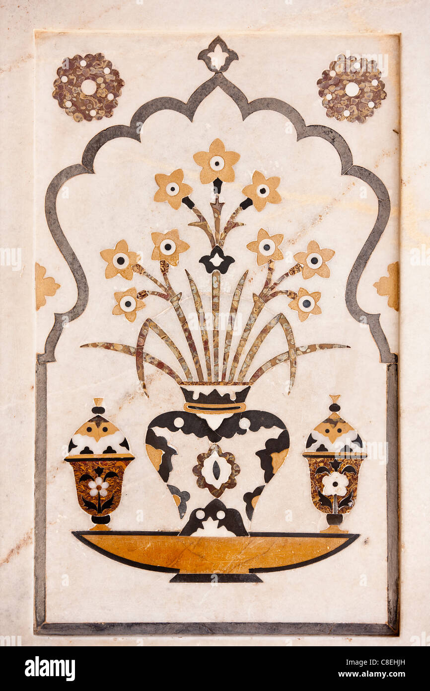 Pietra dura pietra e gioiello taglio a intarsio in marmo affreschi del XVII secolo la tomba di Etimad Ud Doulah, Agra, India Foto Stock