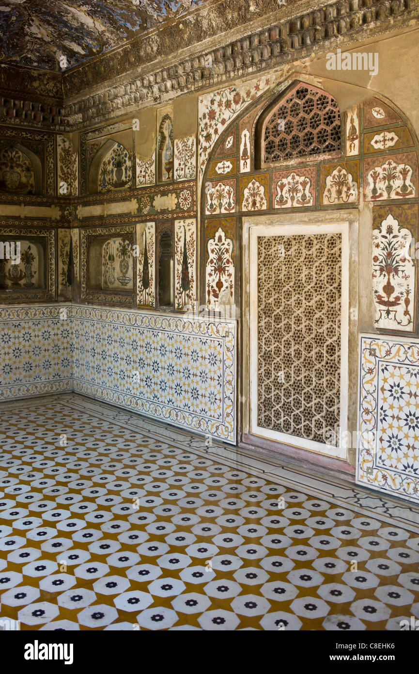 Pietra dura pietra e gioiello taglio a intarsio in marmo affreschi del XVII secolo la tomba di Etimad Ud Doulah, Agra, India Foto Stock