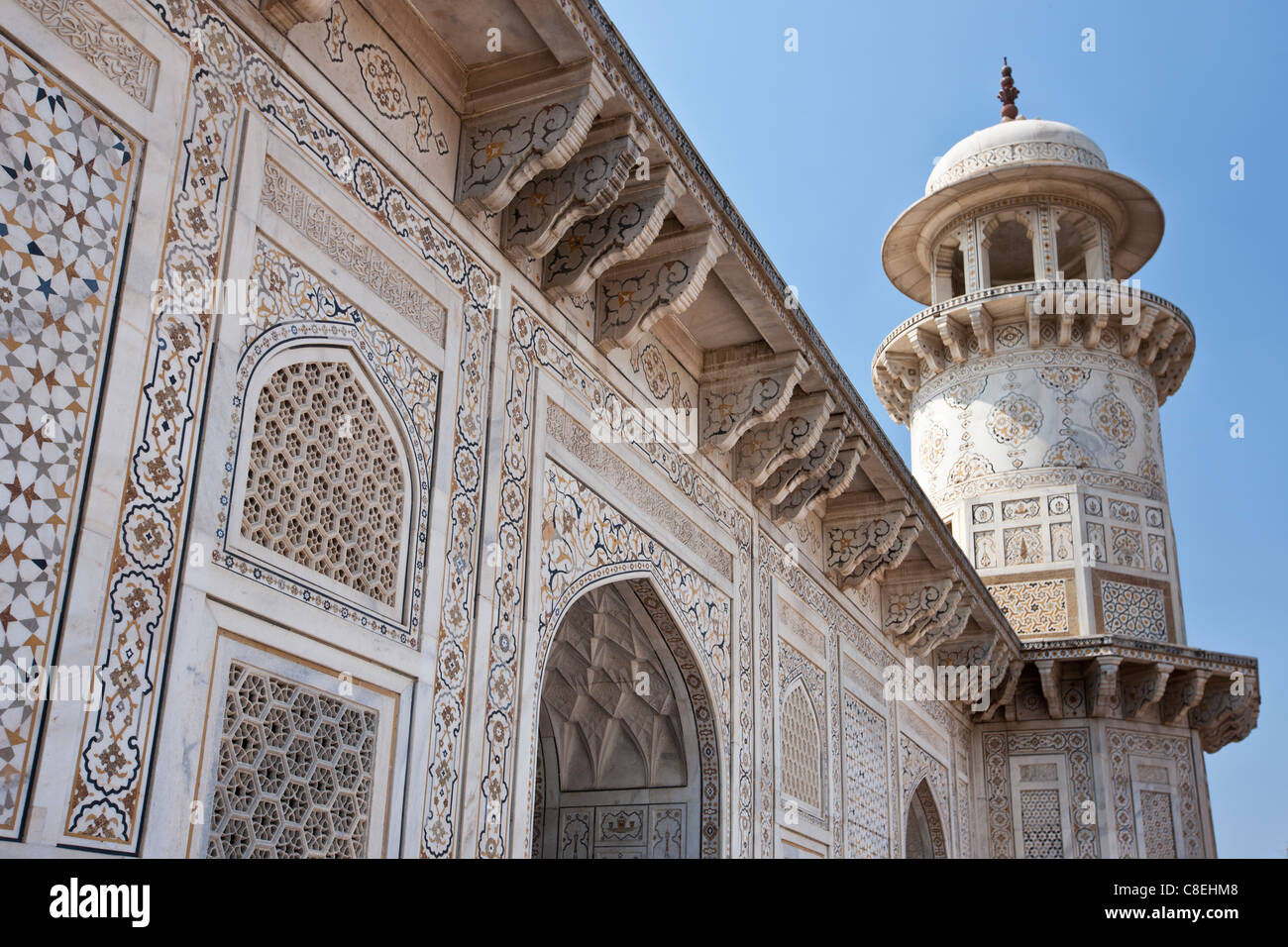 Pietra dura pietra e gioiello taglio a intarsio in marmo affreschi del XVII secolo la tomba di Etimad Ud Doulah, Agra, India Foto Stock