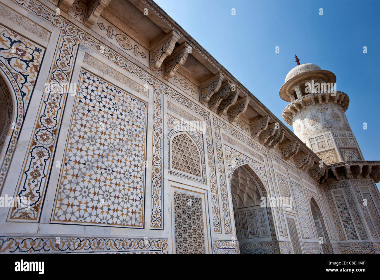 Pietra dura pietra e gioiello taglio a intarsio in marmo affreschi del XVII secolo la tomba di Etimad Ud Doulah, Agra, India Foto Stock