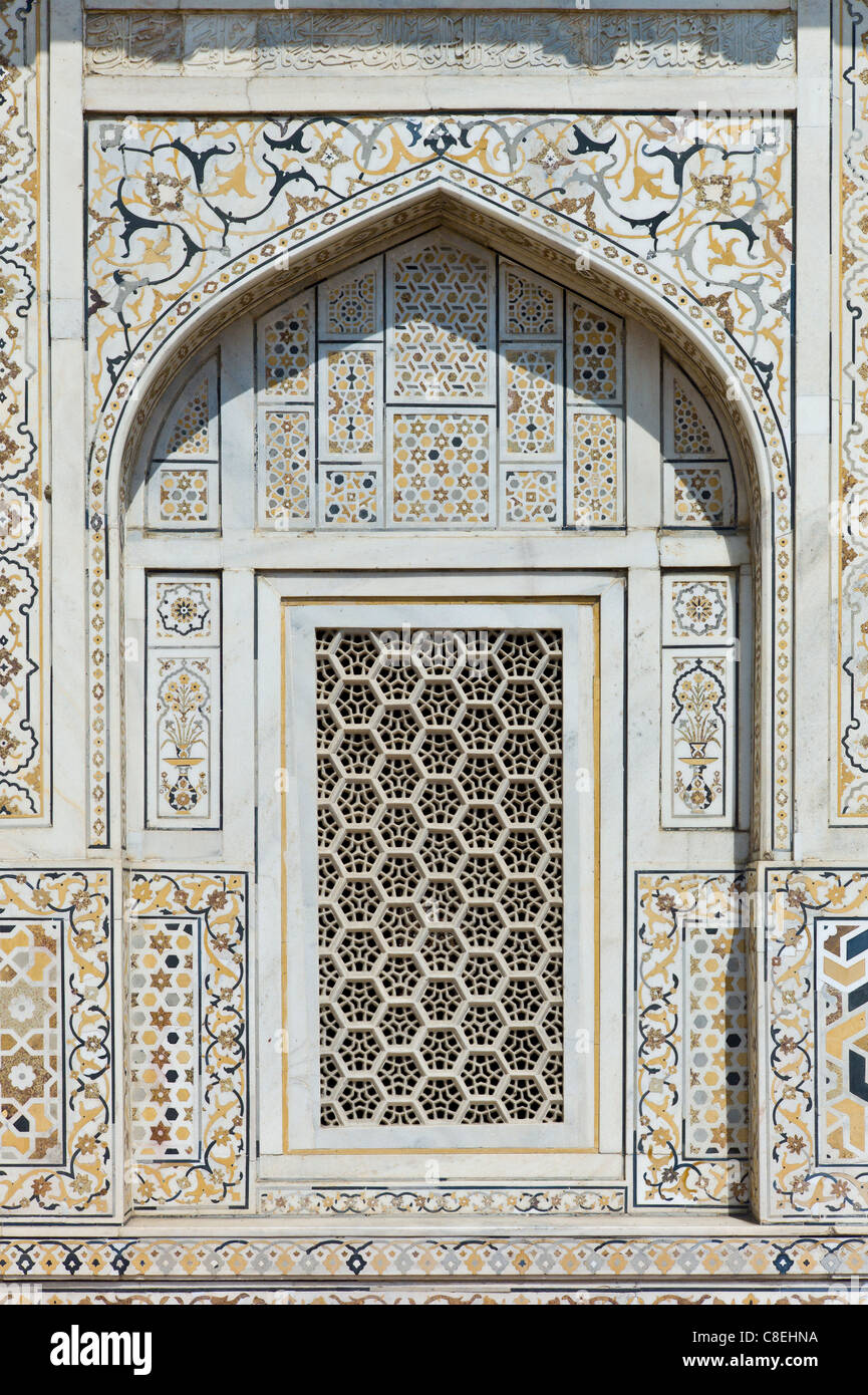 Pietra dura pietra e gioiello taglio a intarsio in marmo affreschi del XVII secolo la tomba di Etimad Ud Doulah, Agra, India Foto Stock