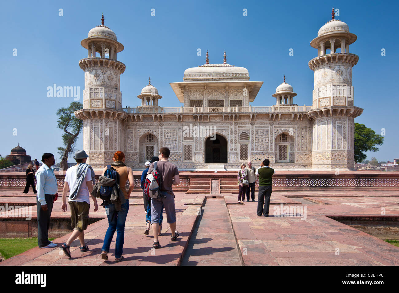 Turisti visitano la tomba di Etimad Ud Doulah, xvii secolo di Mughal tomba costruita 1628, Agra, India Foto Stock