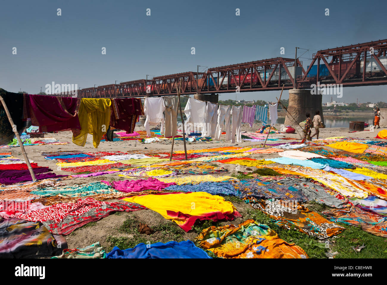 Sari e altri servizio lavanderia Asciuga sulla rive del fiume Yamuna a Agra, India Foto Stock