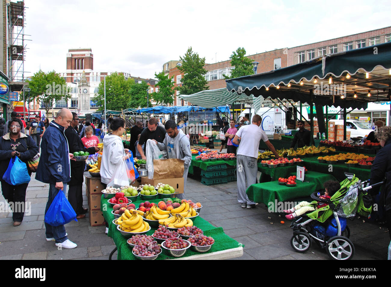 Le bancarelle del mercato a Lewisham Mercato, High Street, Lewisham, London Borough of Lewisham, Greater London, England, Regno Unito Foto Stock