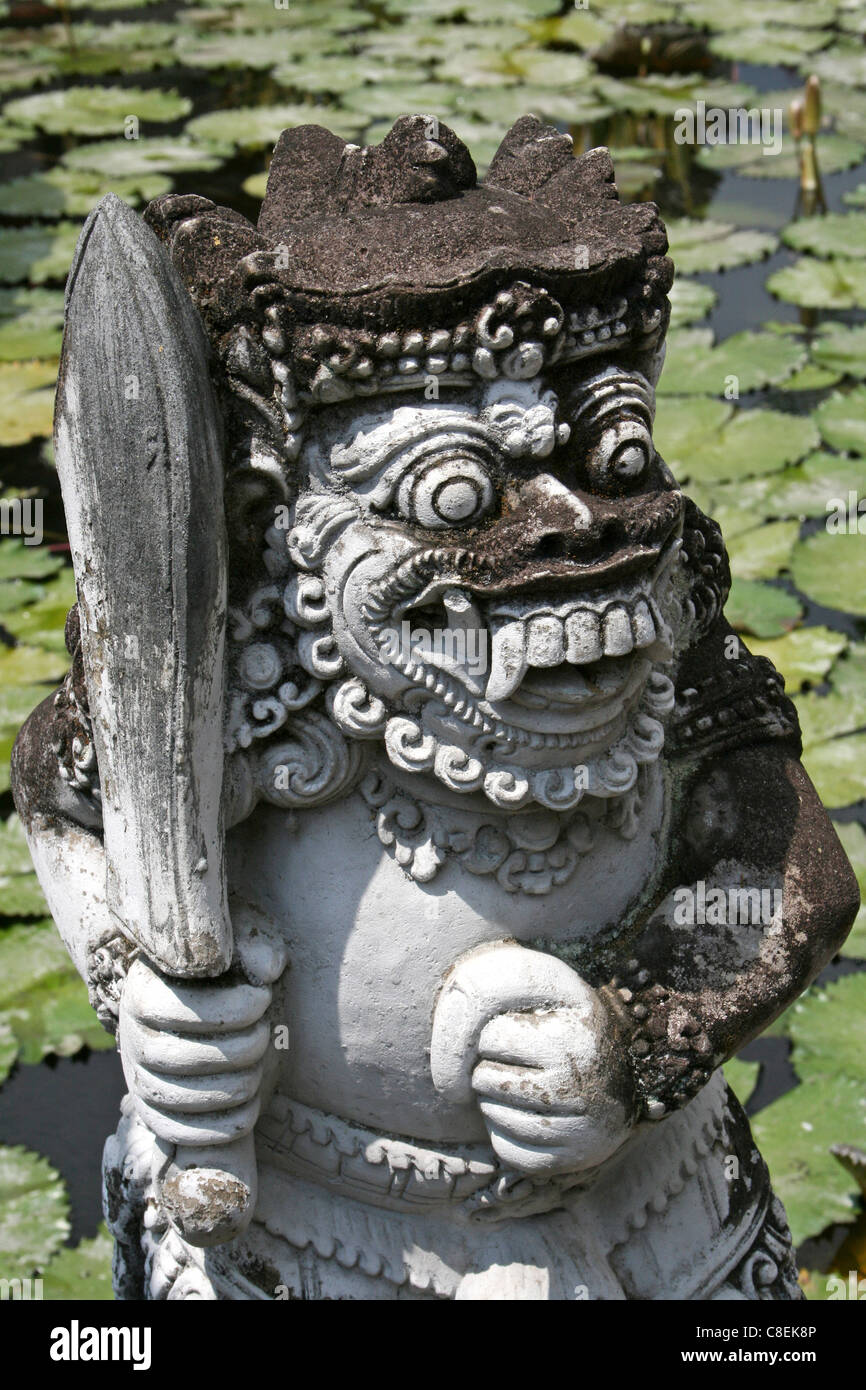 Il demone di pietra statua In Brahmavira Arama tempio buddista, Bali Foto Stock