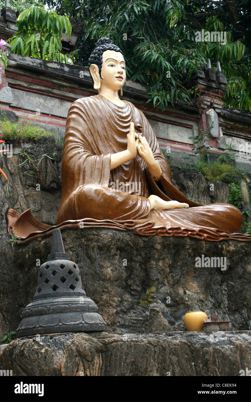 Pregando il Buddha scultura in Brahmavira Arama tempio buddista, Bali Foto Stock