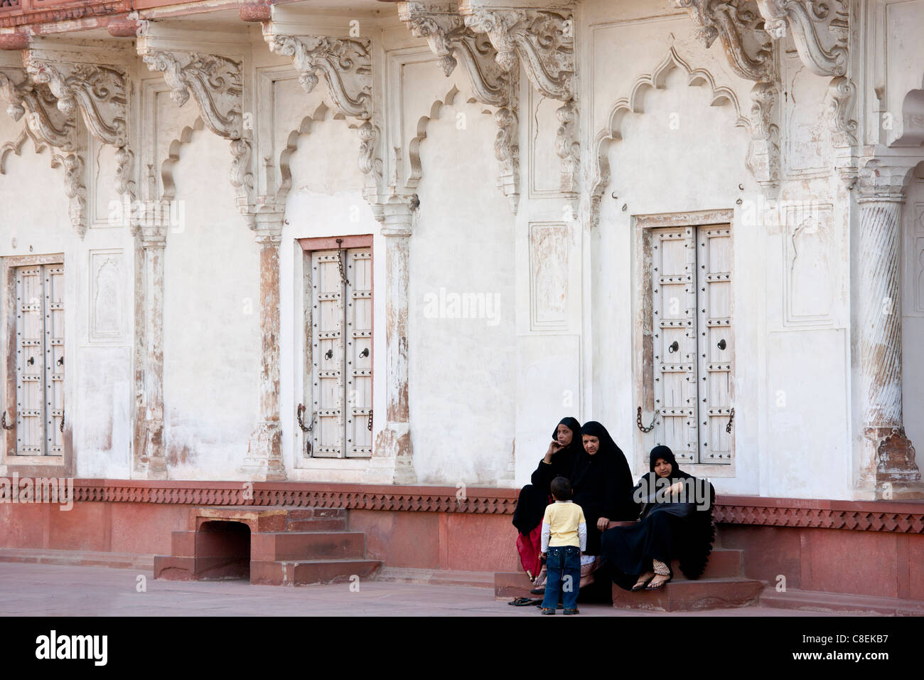 Famiglia musulmana al gruppo Khas Mahal Palace costruito il XVII secolo da di Mughal Shah Jehan per le sue figlie all'interno di Agra Fort, India Foto Stock