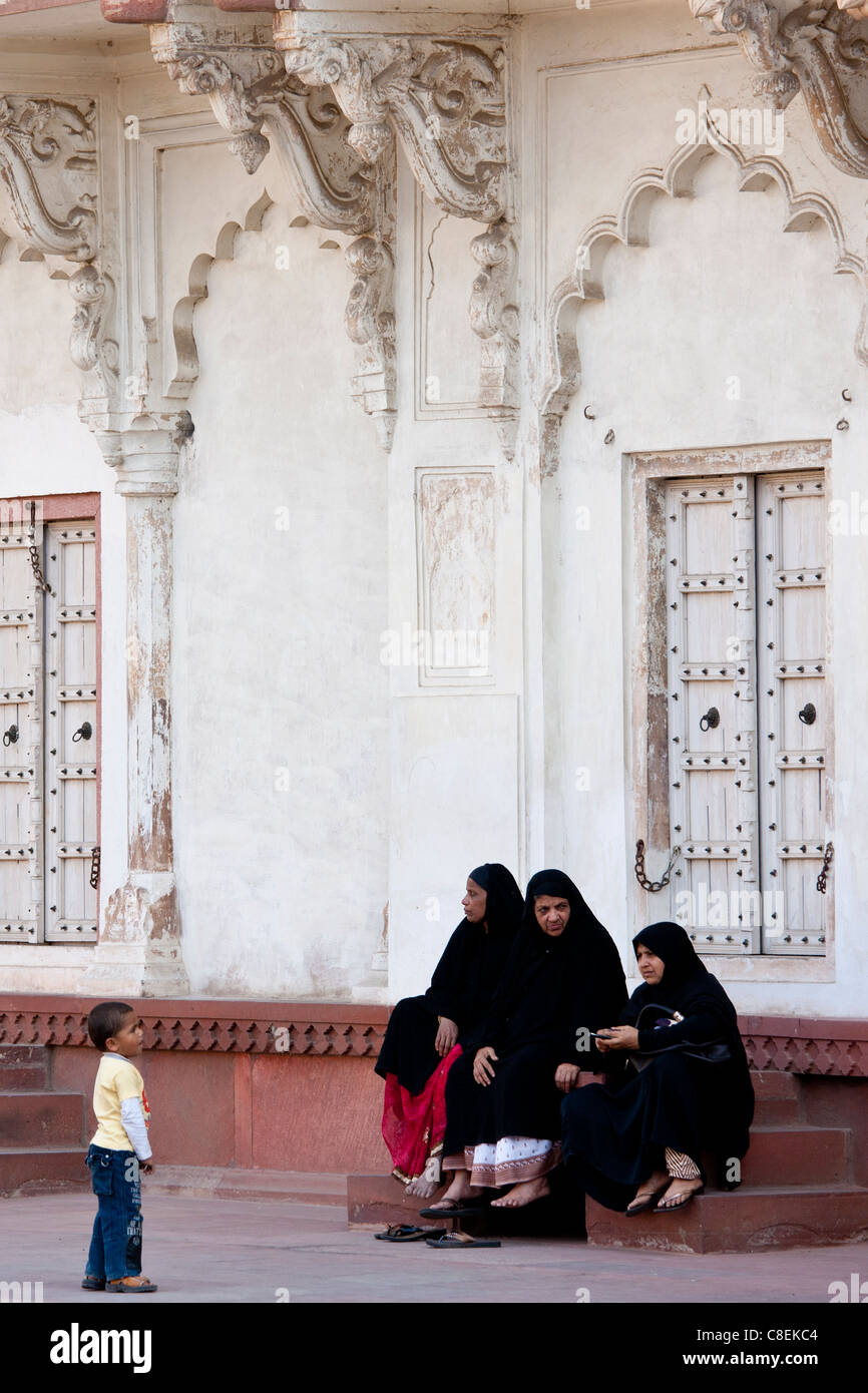 Famiglia musulmana al gruppo Khas Mahal Palace costruito il XVII secolo da di Mughal Shah Jehan per le sue figlie all'interno di Agra Fort, India Foto Stock