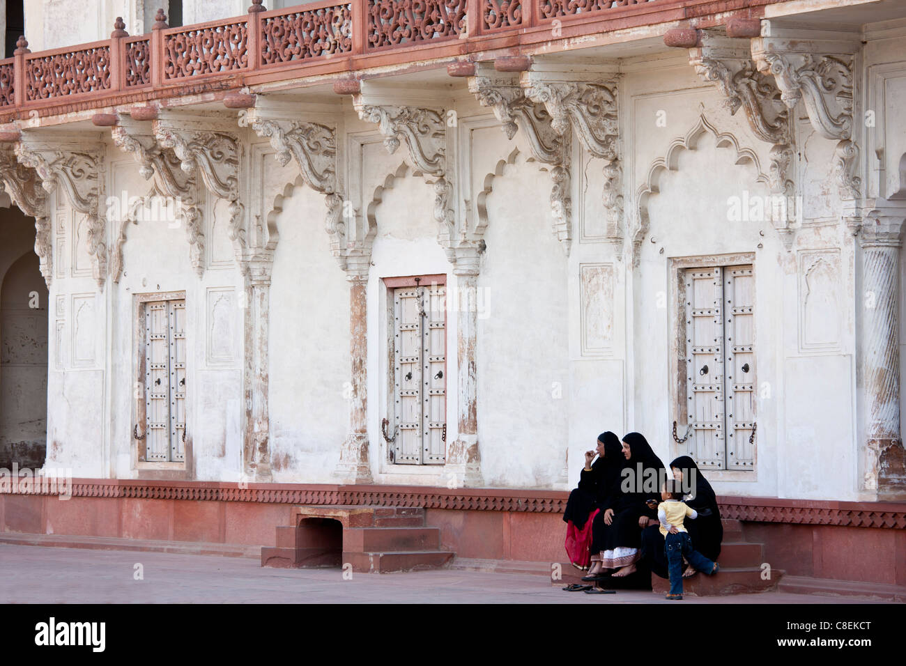 Famiglia musulmana al gruppo Khas Mahal Palace costruito il XVII secolo da di Mughal Shah Jehan per le sue figlie all'interno di Agra Fort, India Foto Stock