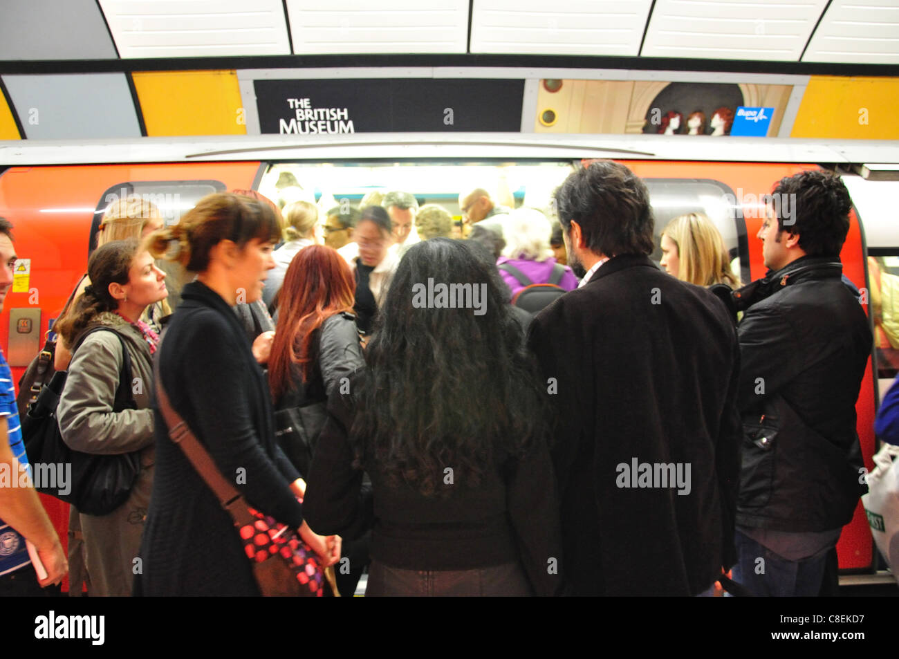 Affollata la linea di Piccadilly con il treno alla stazione della metropolitana di Londra, Greater London, England, Regno Unito Foto Stock