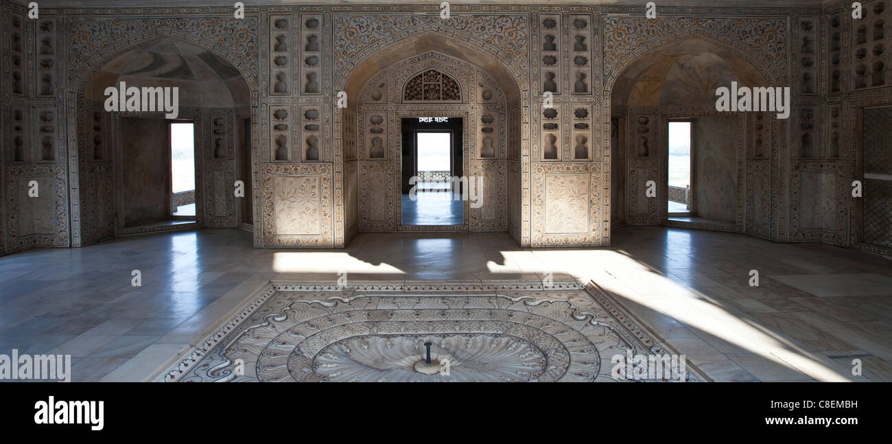Khas Mahal Palace con pietra dura gioiello intarsi in marmo costruito il XVII secolo da di Mughal Shah Jehan a Agra Fort, India Foto Stock