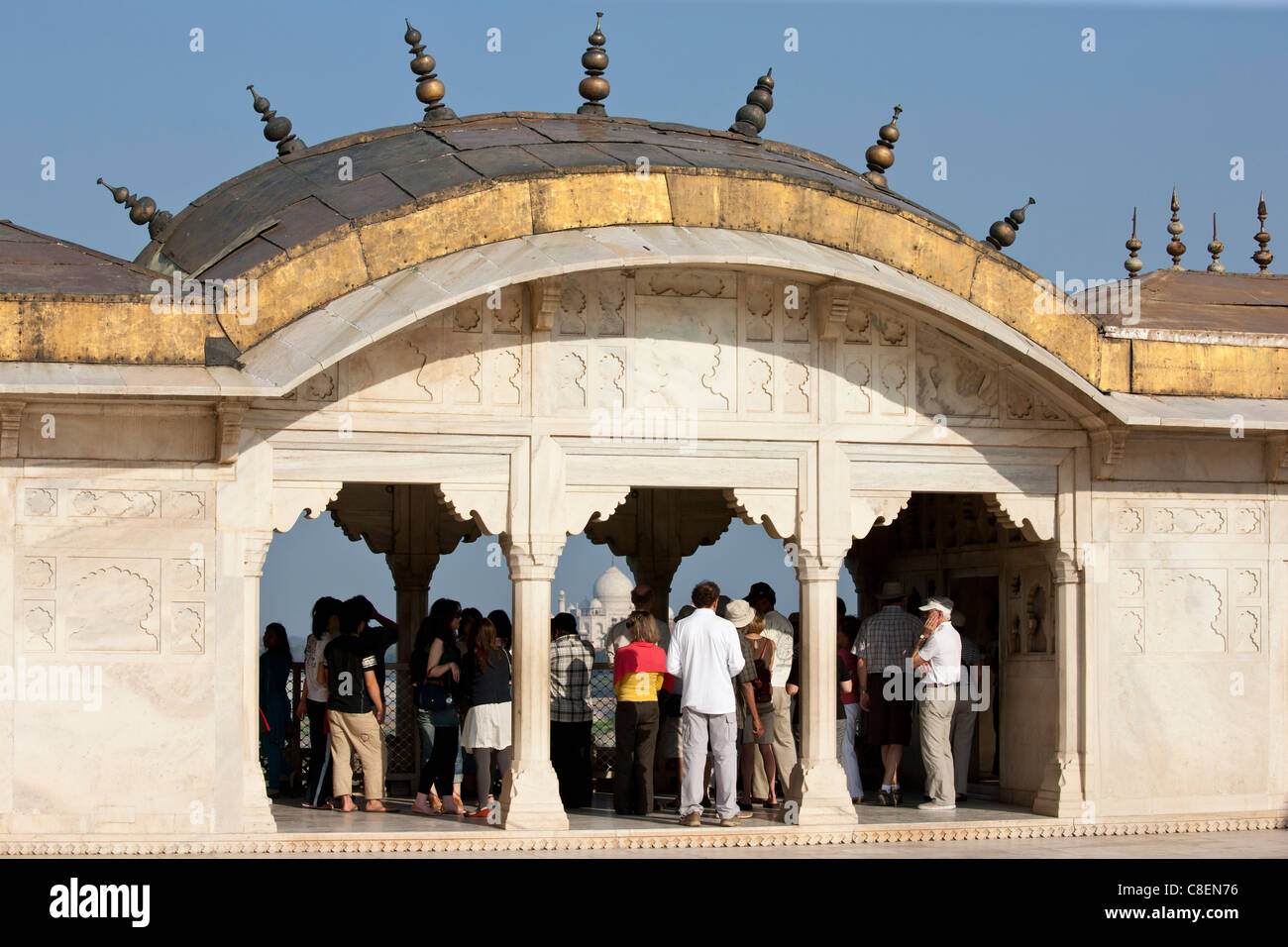 Taj Mahal da Khas Mahal Palace costruito il XVII secolo da di Mughal Shah Jehan per le sue figlie a Agra Fort, India Foto Stock