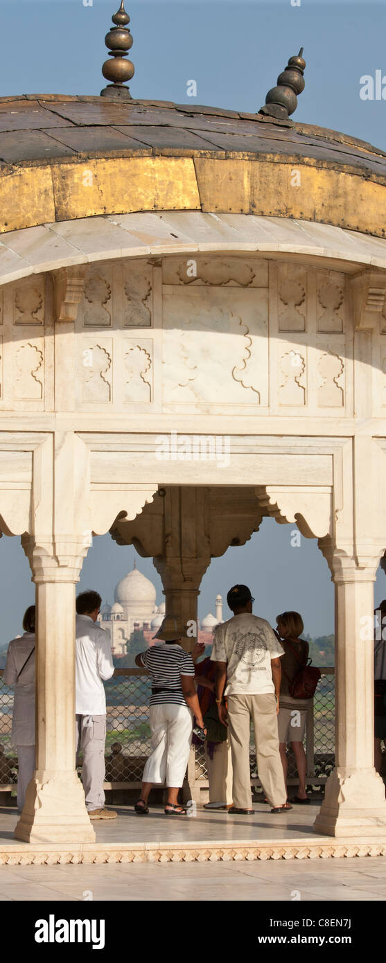 Taj Mahal da Khas Mahal Palace costruito il XVII secolo da di Mughal Shah Jehan per le sue figlie a Agra Fort, India Foto Stock