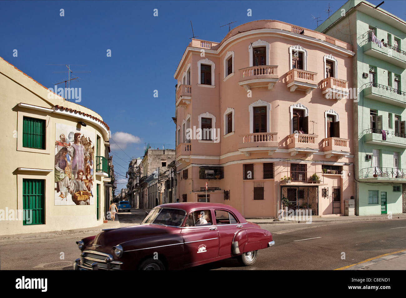 A tinte pastello di case colorate nella Vecchia havana cuba con red vecchia auto nella parte anteriore Foto Stock