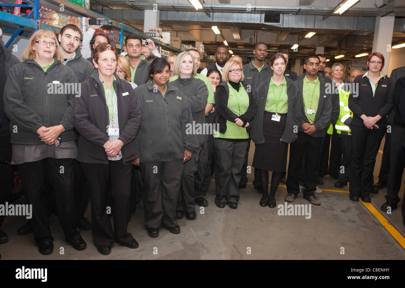 21/10/2011. Londra, Regno Unito. Il sindaco di Londra Boris Johnson oggi, venerdì 21 ottobre, ha visitato il nuovo Waitrose stato dell'arte online centro di distribuzione a Acton, dove ha preso un tour e si è incontrato con il personale e i partner Waitrose. Foto Stock