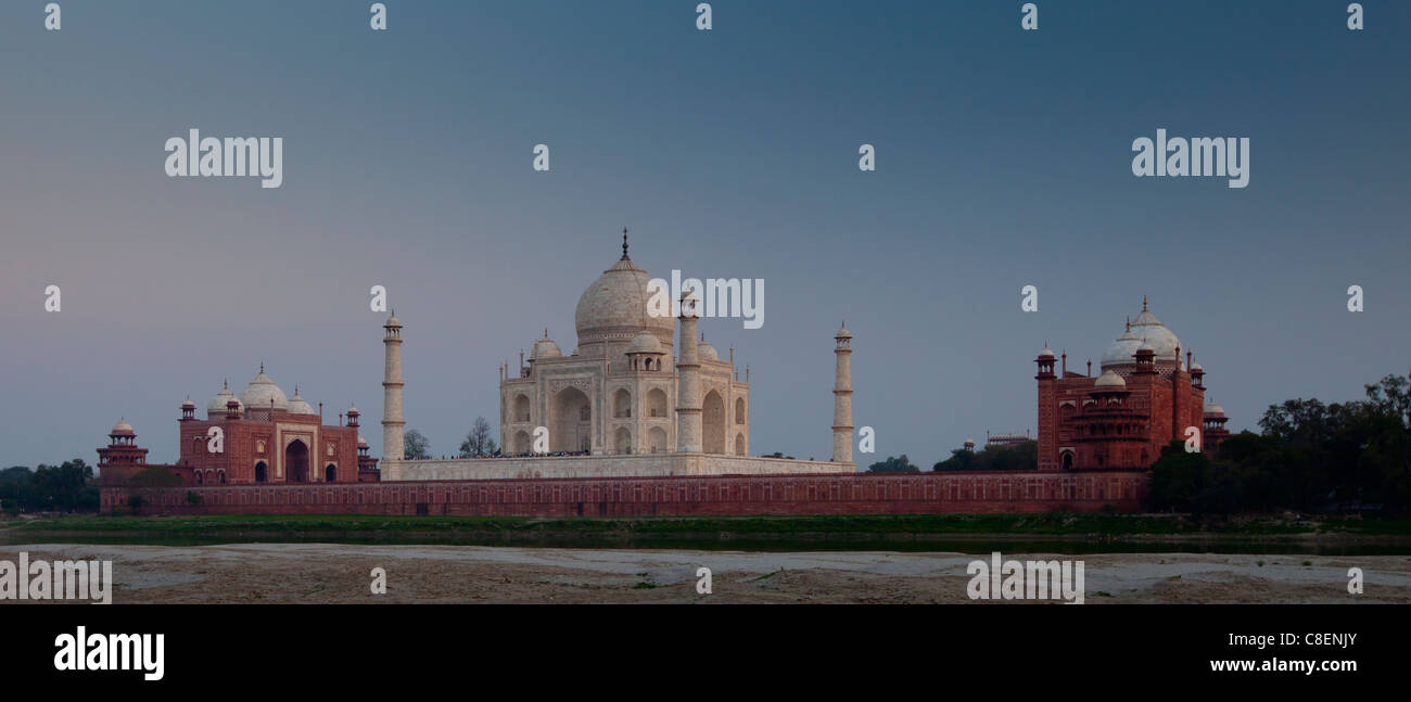 Il Taj Mahal lato Nord vista lungo fiume Yamuna al tramonto , India Foto Stock