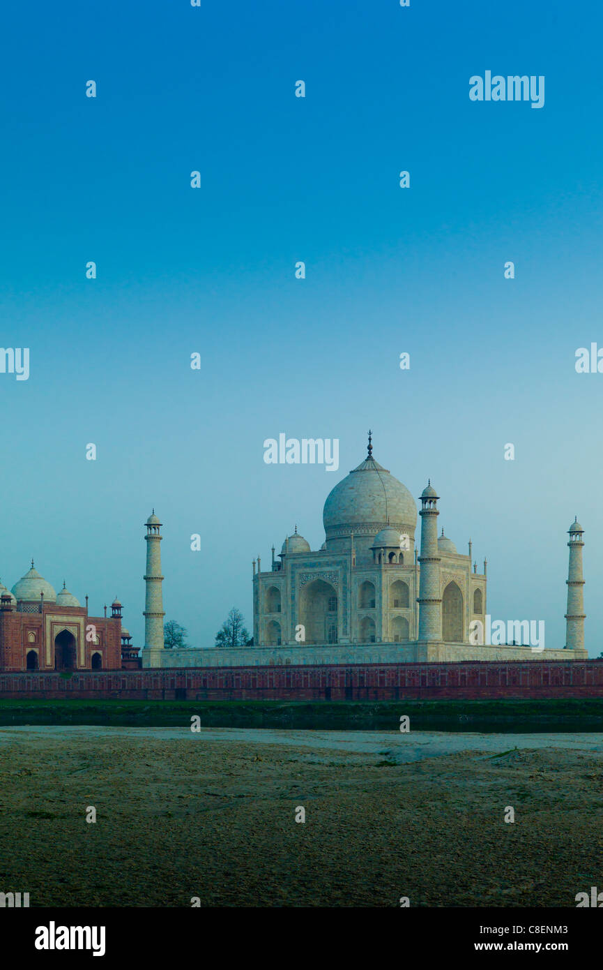 Il Taj Mahal lato Nord vista lungo fiume Yamuna al tramonto , India Foto Stock