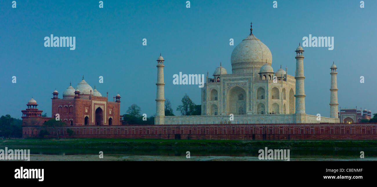 Il Taj Mahal lato Nord vista lungo fiume Yamuna al tramonto , India Foto Stock