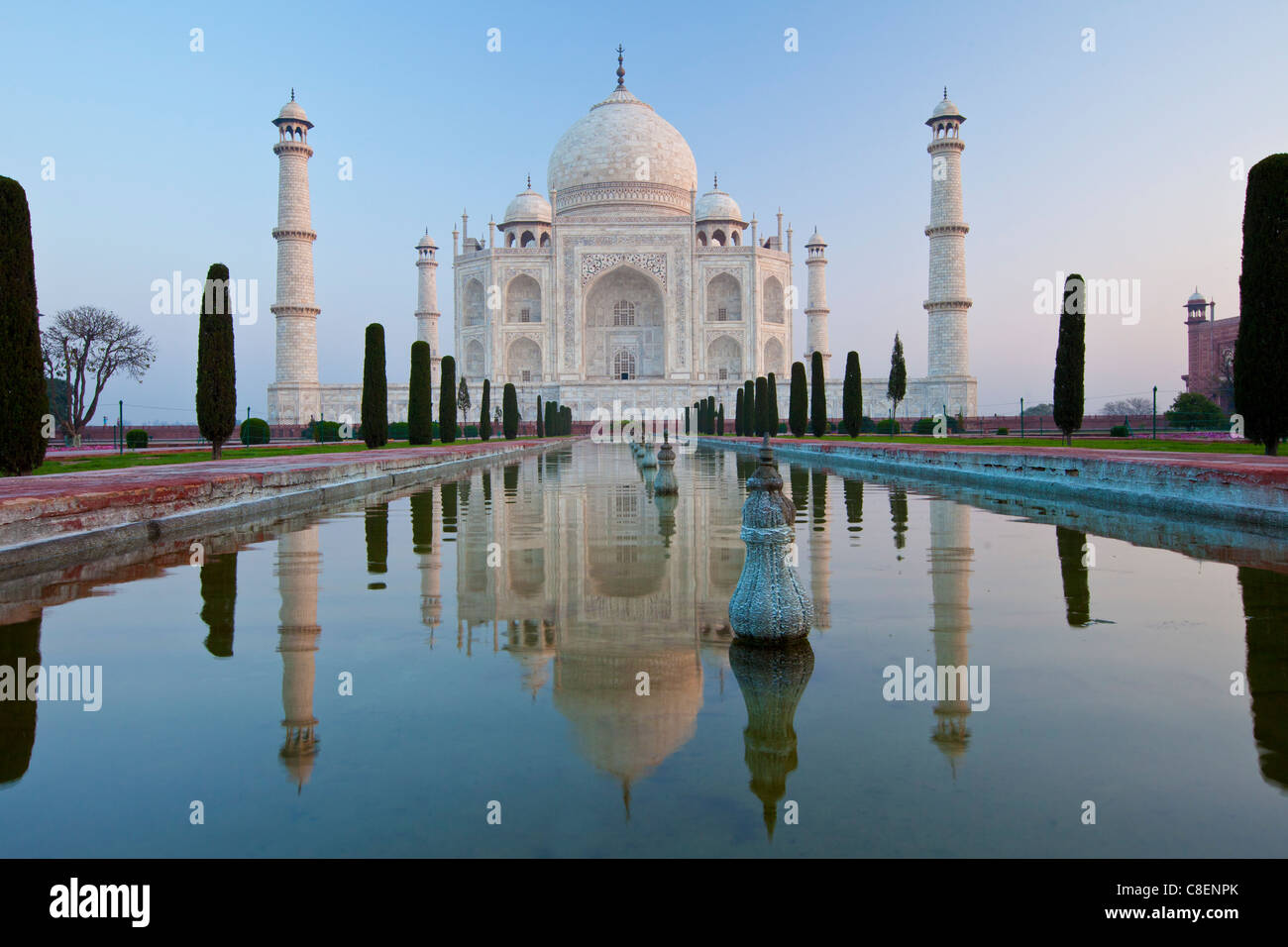 Il Taj Mahal mausoleo del sud con vista piscina riflettente e cipressi, Uttar Pradesh, India Foto Stock